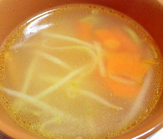 にんじんともやしの中華スープ