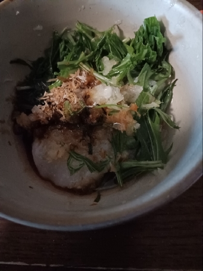 刻みネギの代わりに水菜をトッピングしました。雑煮やおぜんざいも良いけどさっぱりした大根おろし餅もとても美味しかったです。ごちそう様でした！