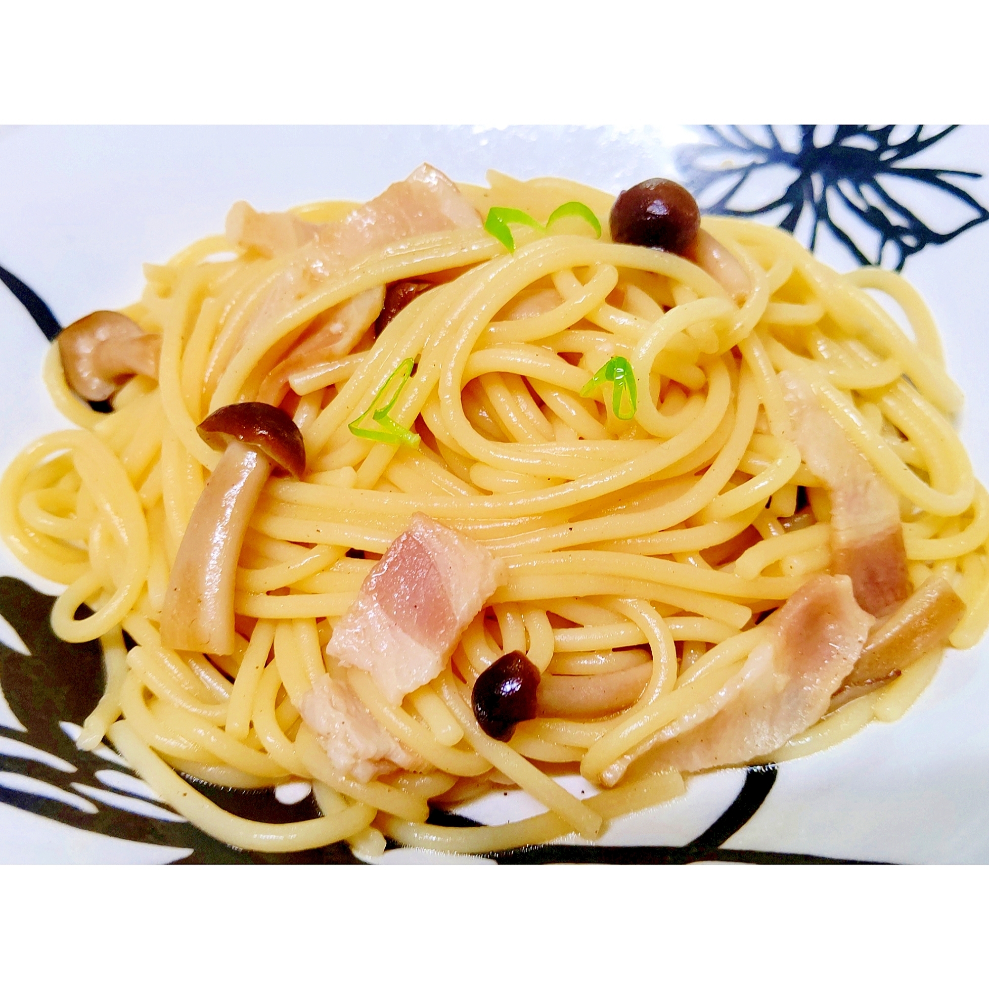 【めんつゆで味付け】しめじとベーコンの和風パスタ