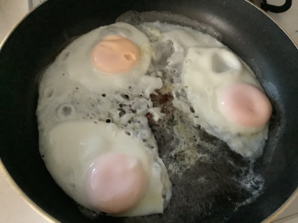 ピリ辛洋風ソースの目玉焼きバジル風味