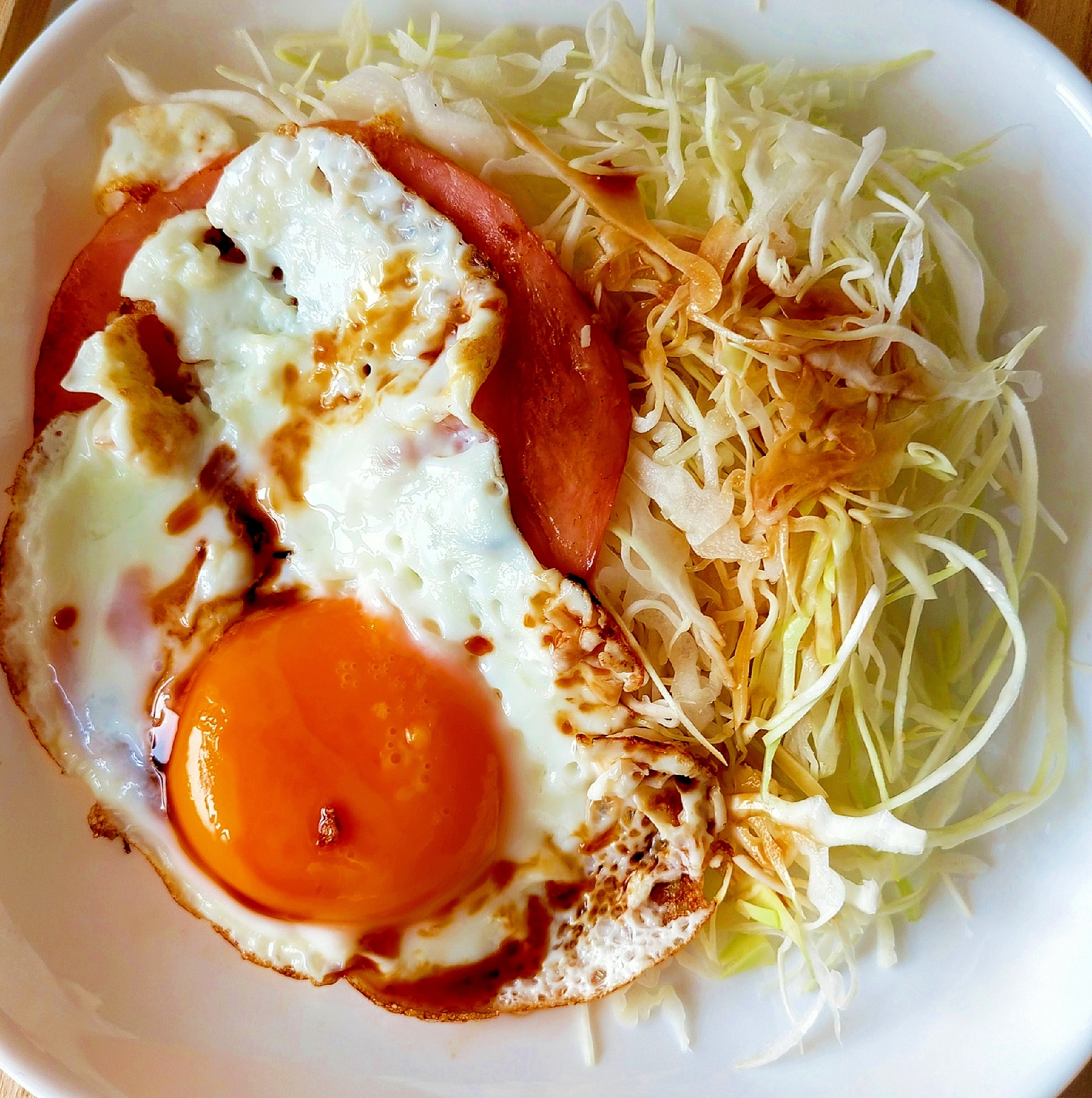 今日の朝食!目玉焼き!ドレッシングで!