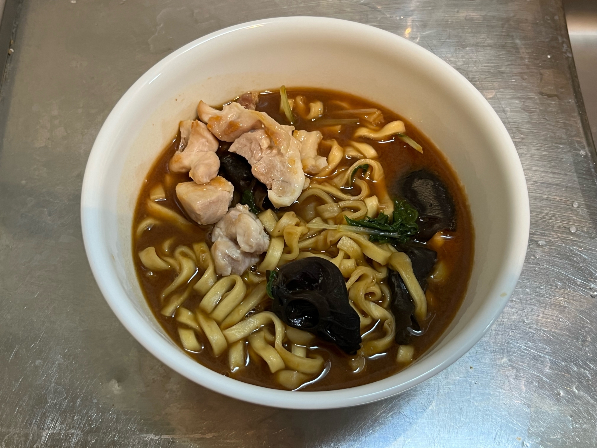 鶏もも肉とキクラゲと水菜の味噌煮込みうどん