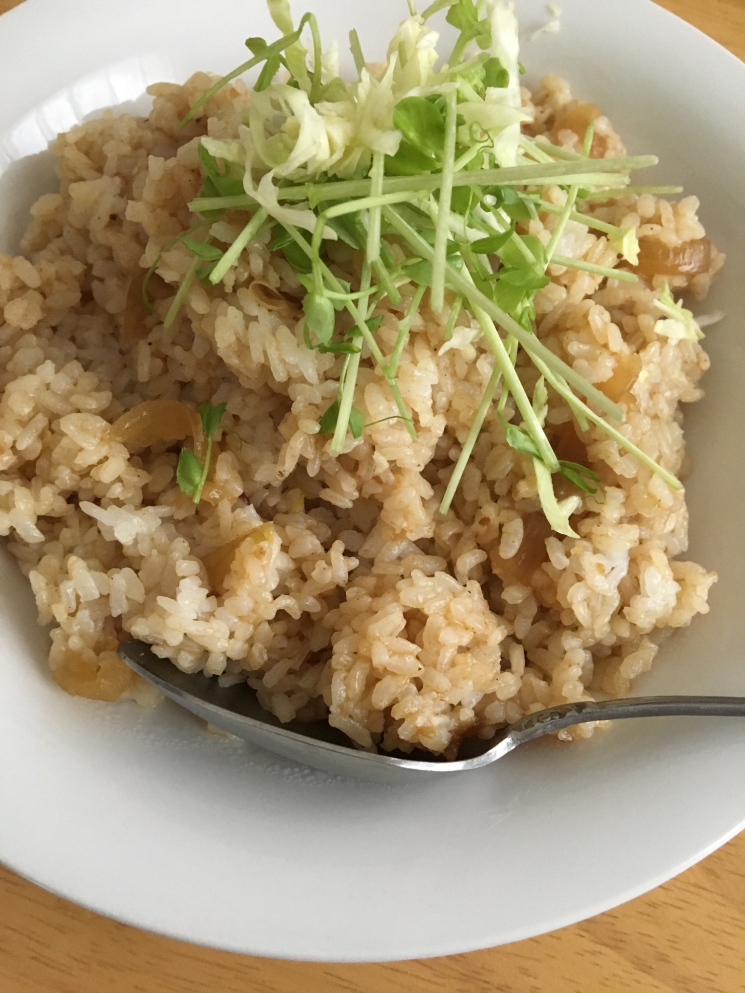 豆苗で彩り(*^^*)玉ねぎの焼肉たれピラフ☆