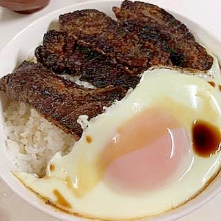 まぐろのアラ焼きと目玉焼きの丼