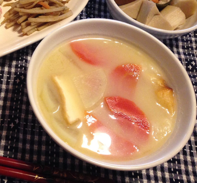 大根と金時人参と厚揚げの白味噌雑煮。