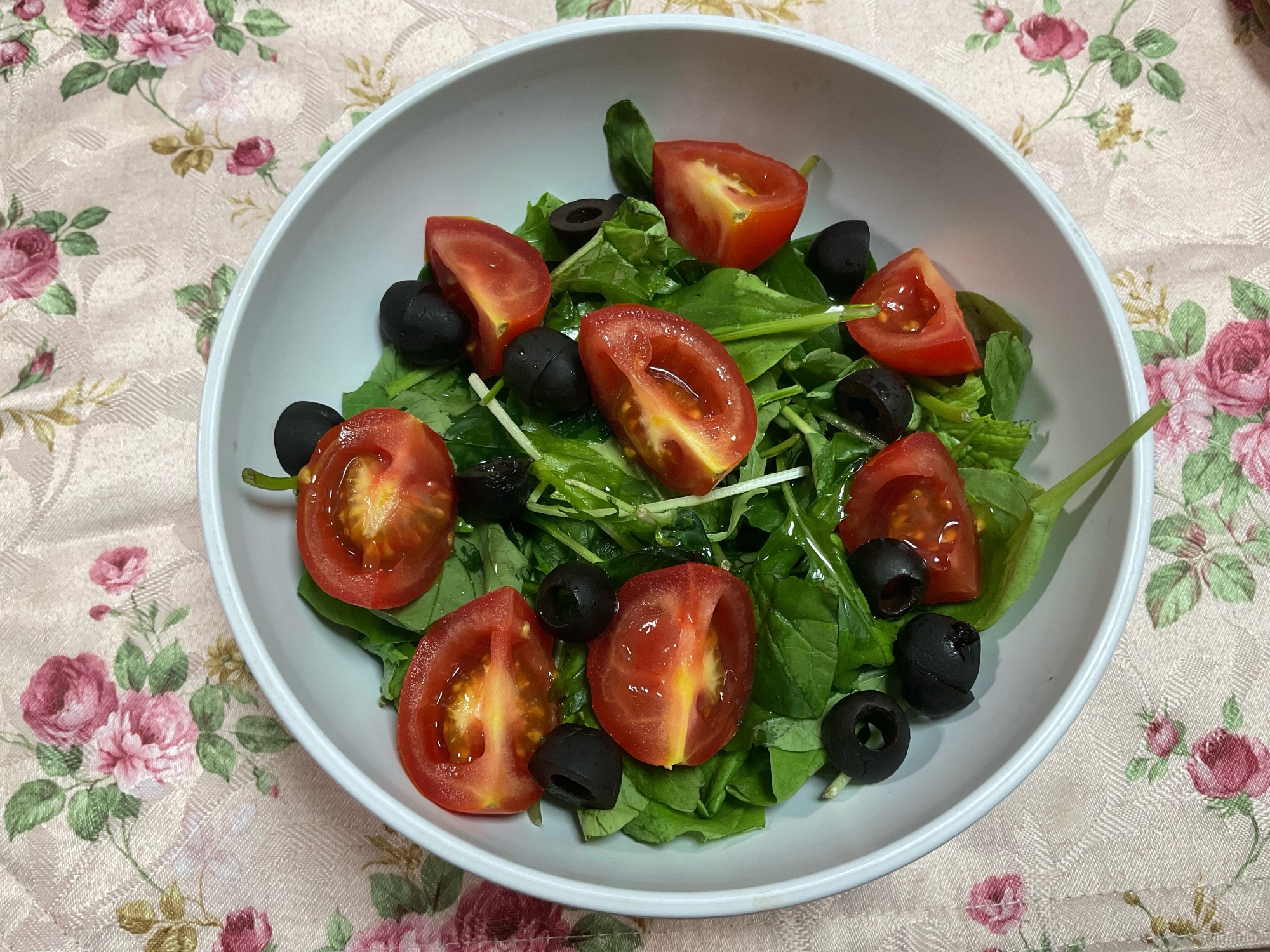 ベビーリーフとトマトとオリーブのサラダ