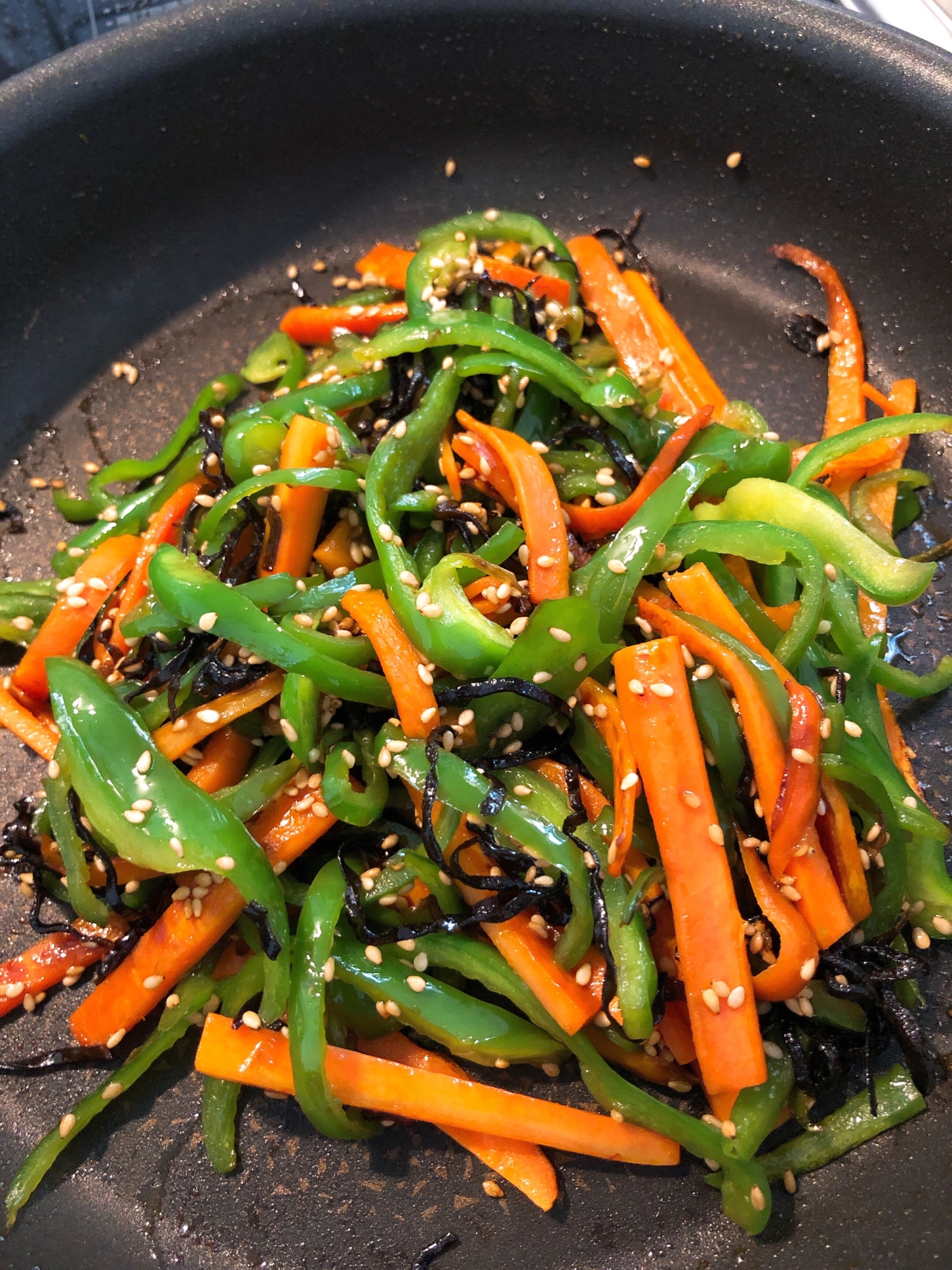 ピーマンとにんじんの塩昆布炒め