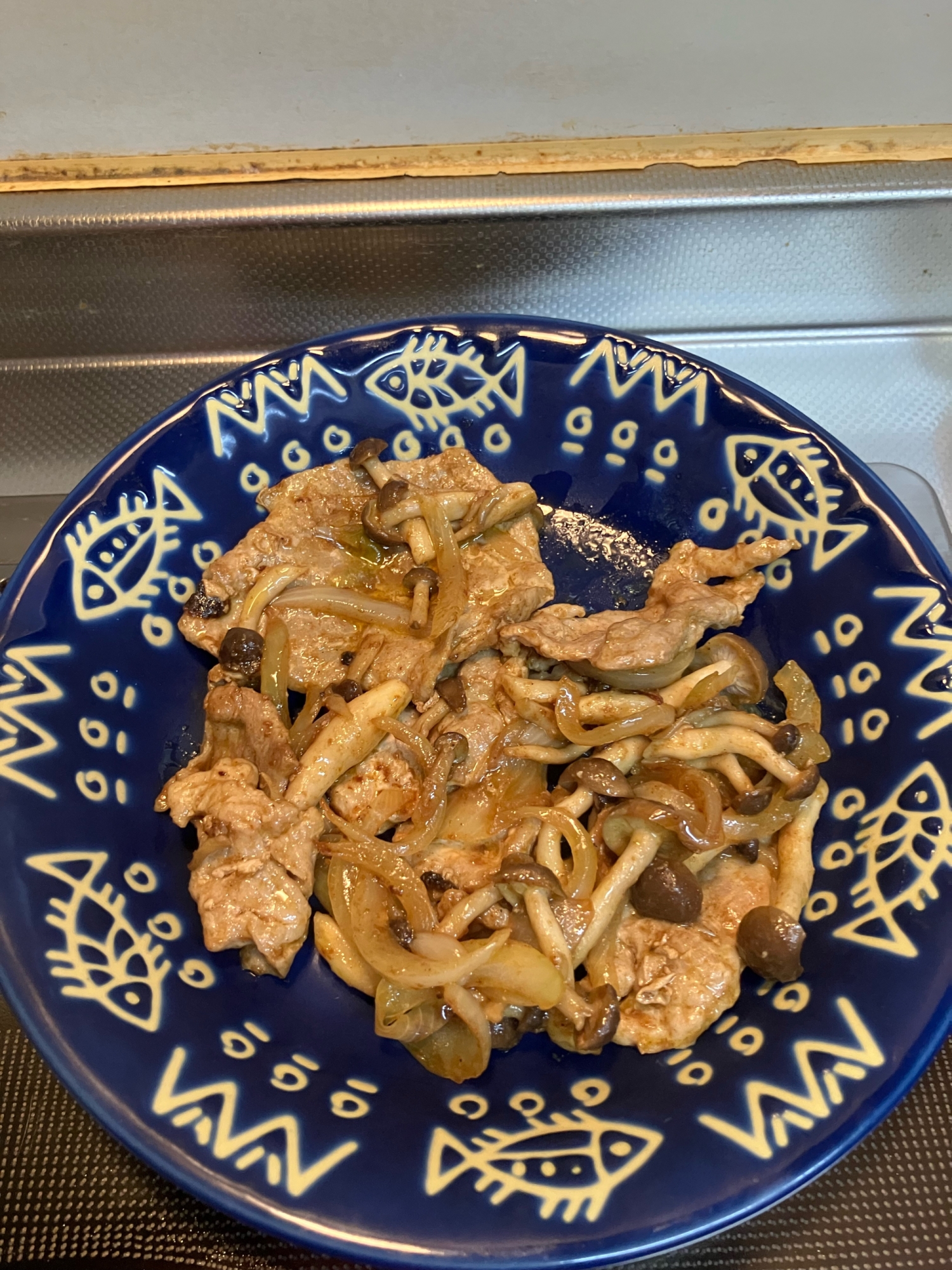 豚肉としめじと玉ねぎのカレーマヨチャップ炒め^_^