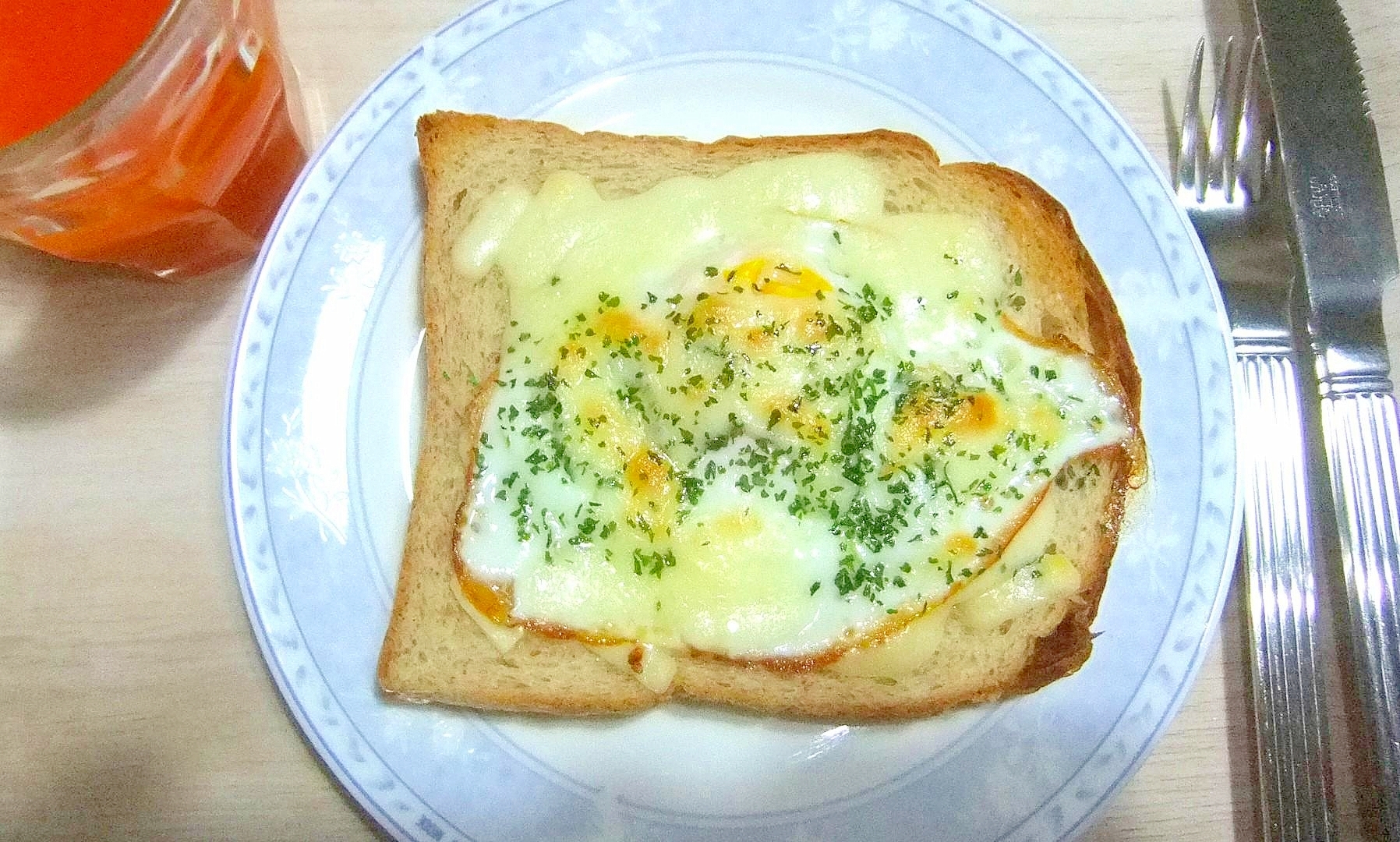 目玉焼きチーズパセリのトースト