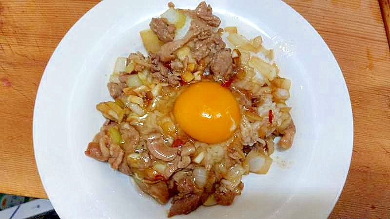 豚こま醤油漬け焼き肉丼・月見