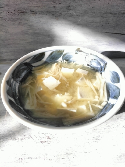 きょうはこちら♬えのきとたっぷりのお豆腐を入れたお味噌汁作ってみました♡美味しいお味噌汁レシピ感謝です(*´ω`*)