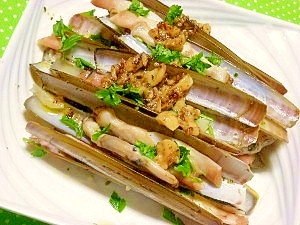 白い皿に盛り付けたマテ貝のガーリックワイン蒸し