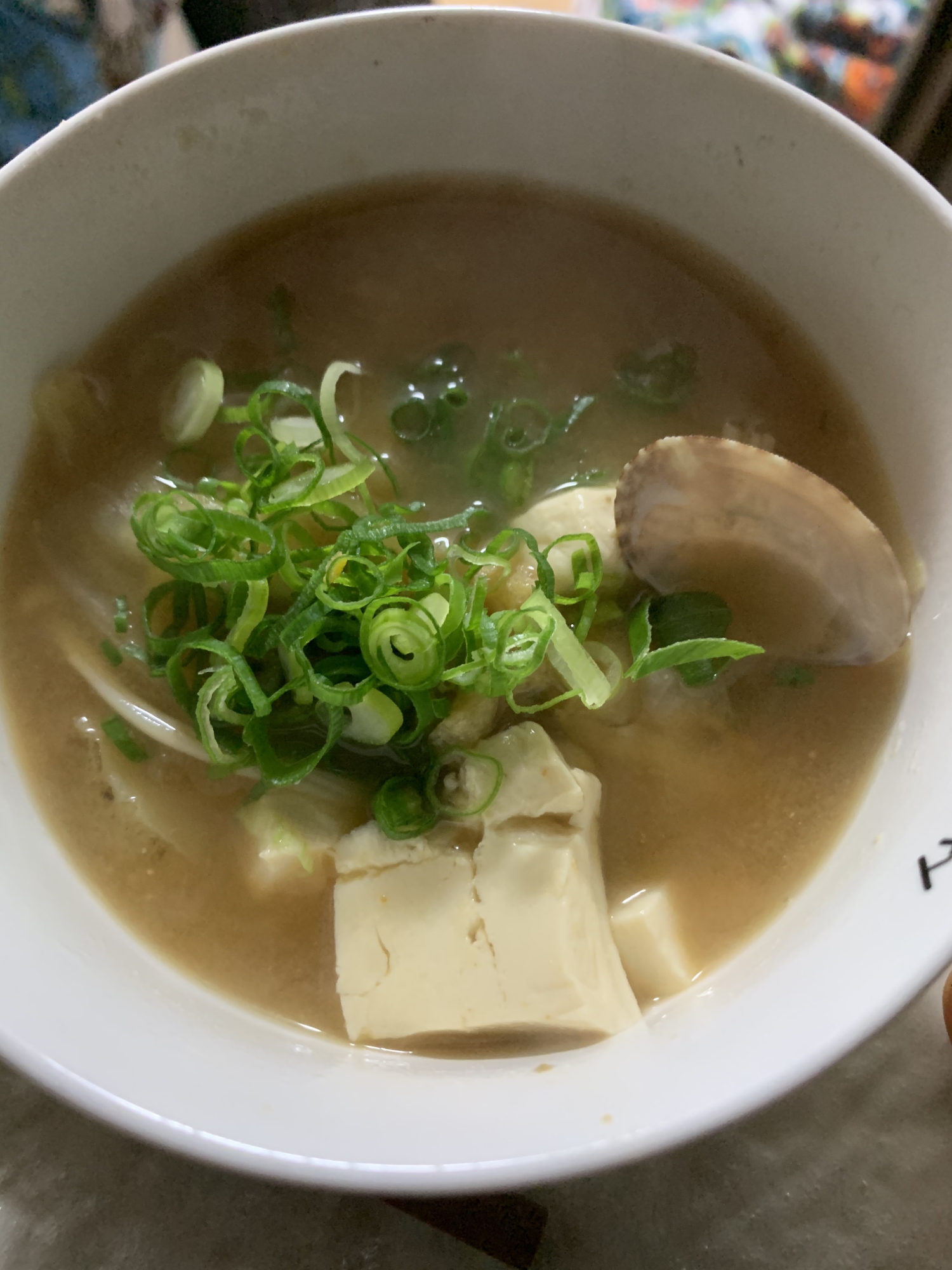 揚げとじゃがいもの具沢山アサリ味噌汁