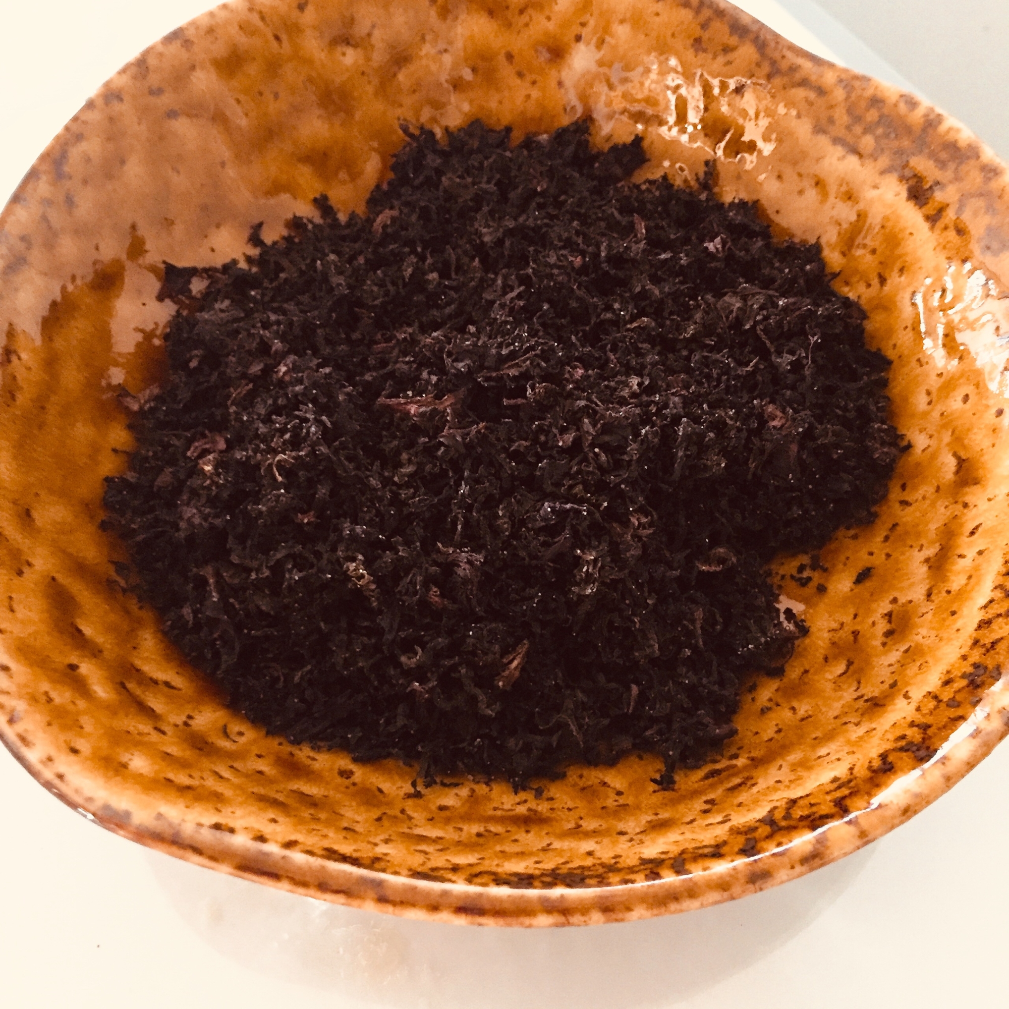 茶色い皿に盛られた赤しそのふりかけ