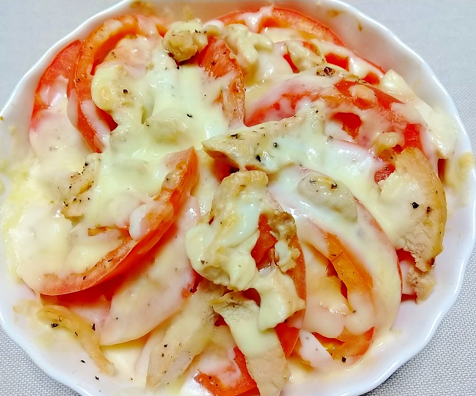 トマトと鶏チャーシューのチーズ焼き