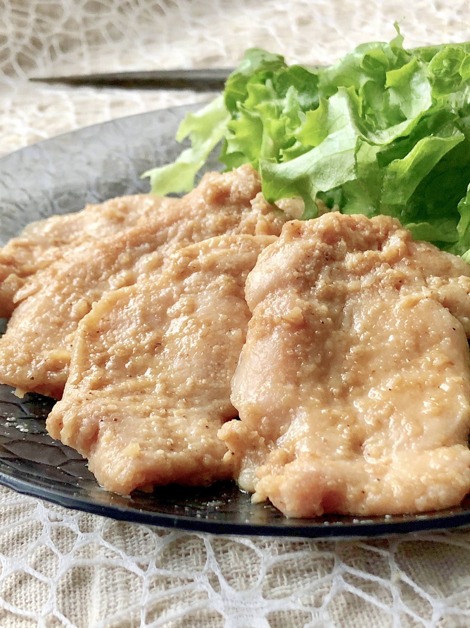 簡単♫柔らか♡鶏むね肉の西京風味噌漬け焼き