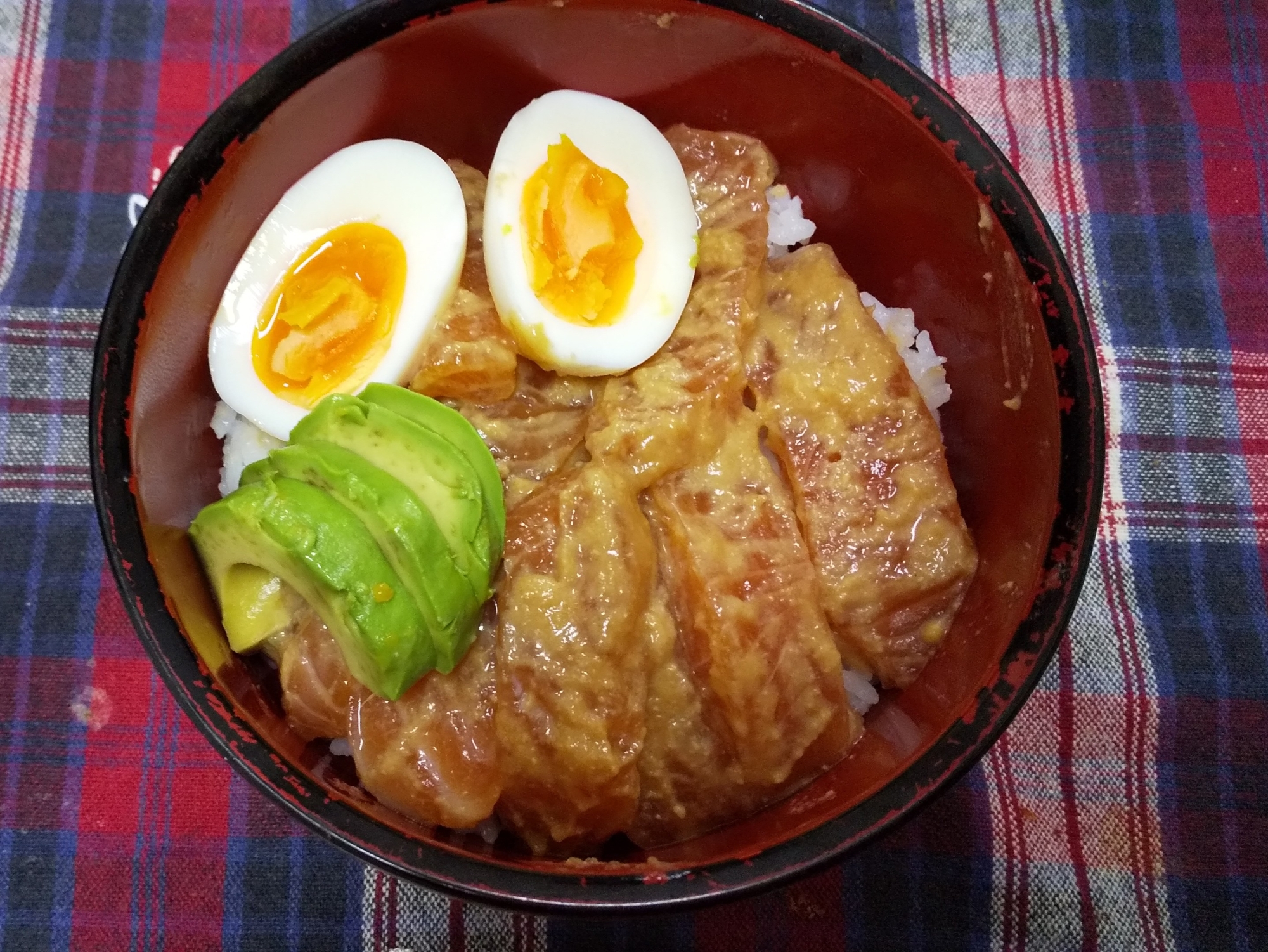 サーモンの味噌漬け丼