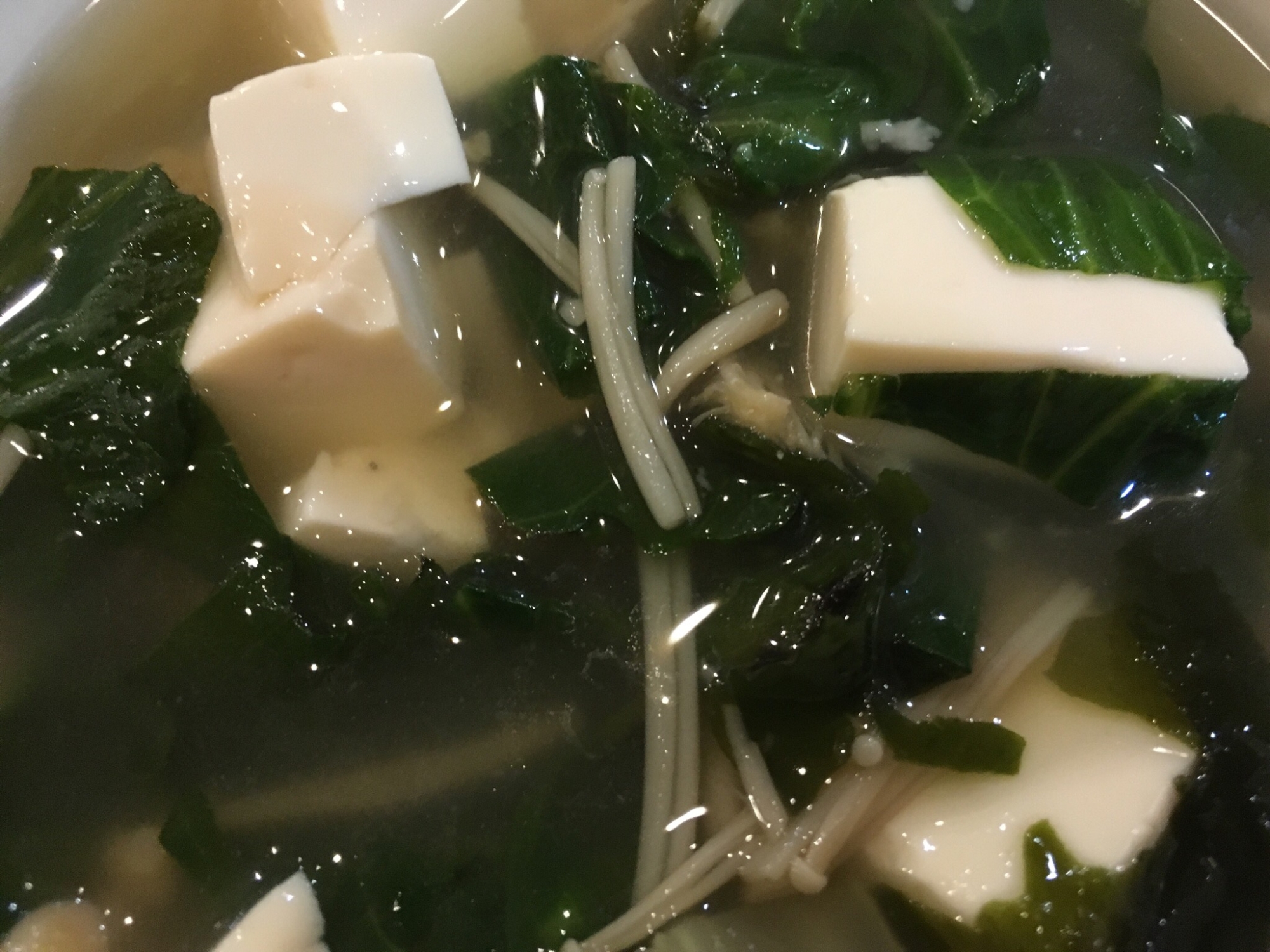 レタスとわかめとえのきと豆腐のスープ