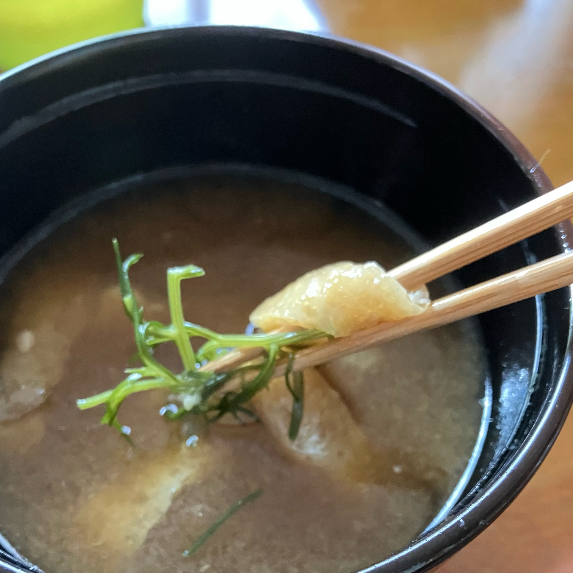 キッチン挟みで楽々《お揚げの味噌汁》