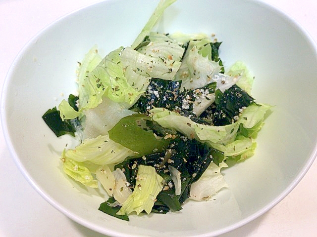 シンプル味付け☆レタスと海藻の簡単サラダ