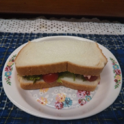 パテとトマトレタスのサンドイッチ