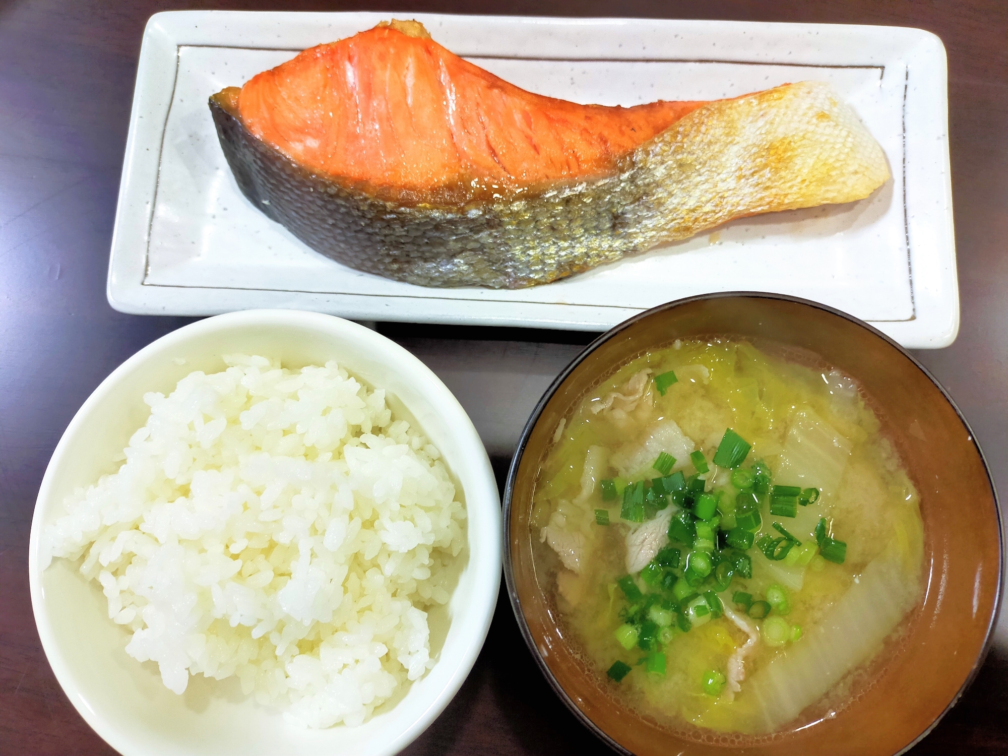 和食の朝食 銀鮭と白菜の豚汁とご飯 レシピ 作り方 By しーちゃんママ 楽天レシピ