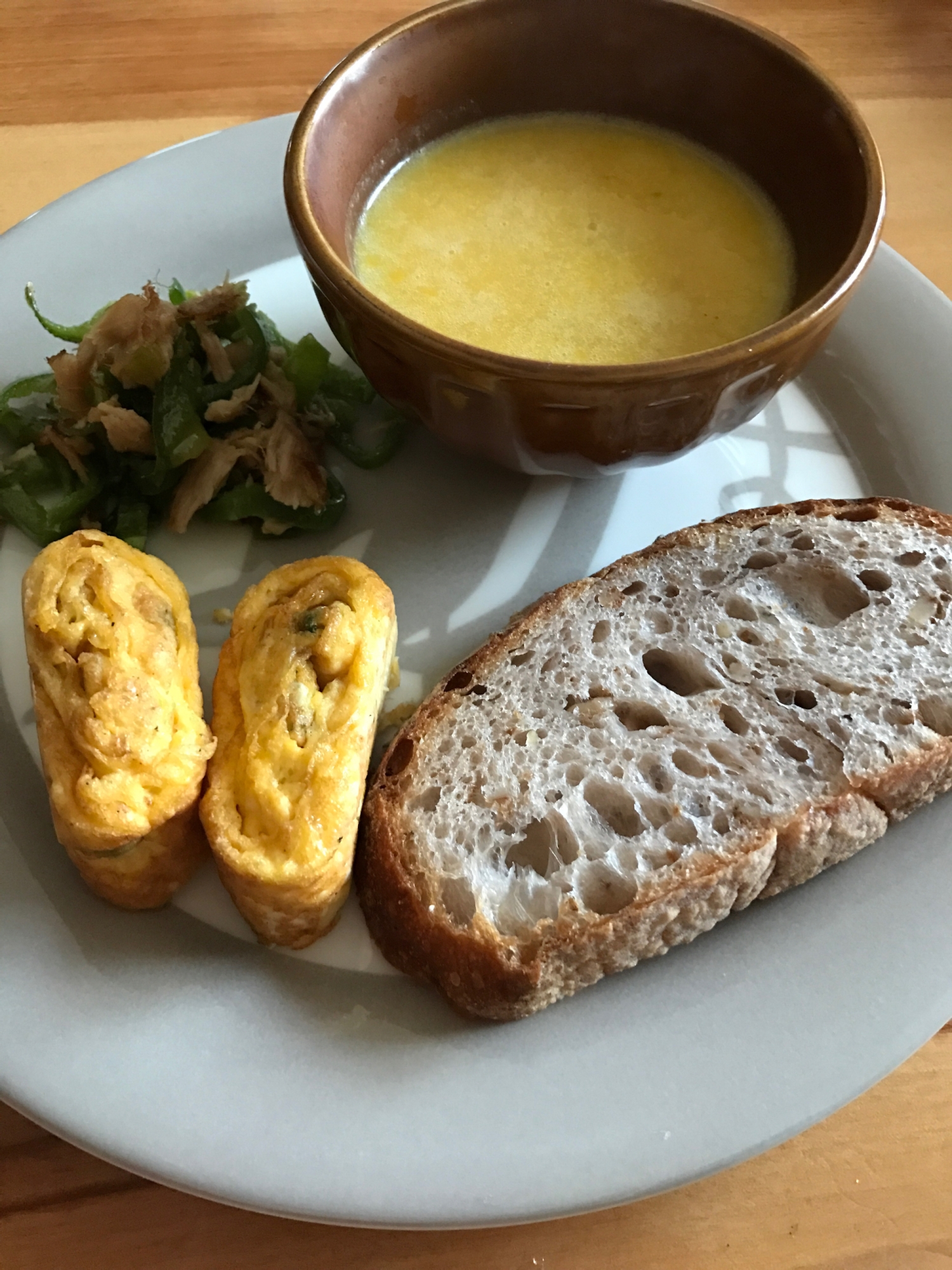 カボチャスープとパンの朝ごはんプレート