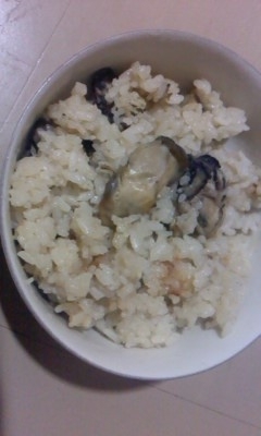 牡蠣の味の染みた、とてもおいしいご飯でした。初めて作りましたが、簡単にできました。ありがとうございました。