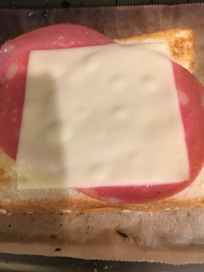 ボロニアソーセージのチーズトースト