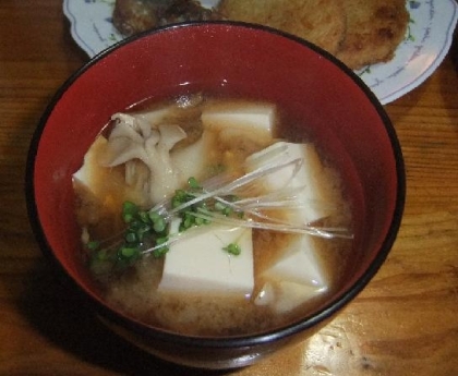 曇り空で寒いのでお味噌汁が美味しいです♪
お豆腐に舞茸の香りが嬉しいお味噌汁～♪
温まってごちそうさま！