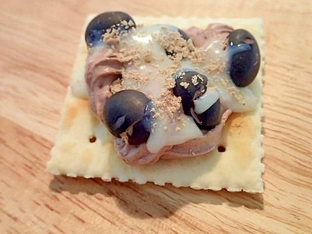 チョコホイップと煎り黒豆とはったい粉のクラッカー