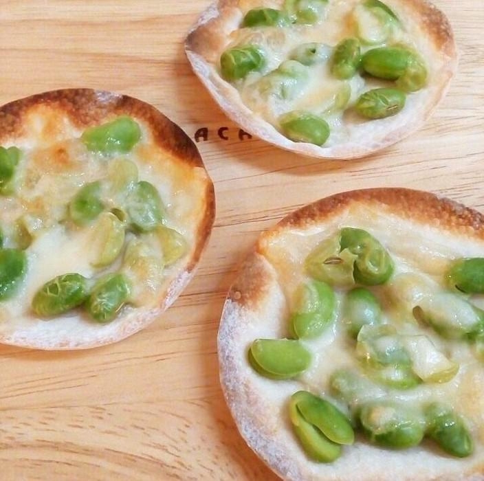 ♪餃子の皮で♡枝豆とチーズのひとくちピザ♪