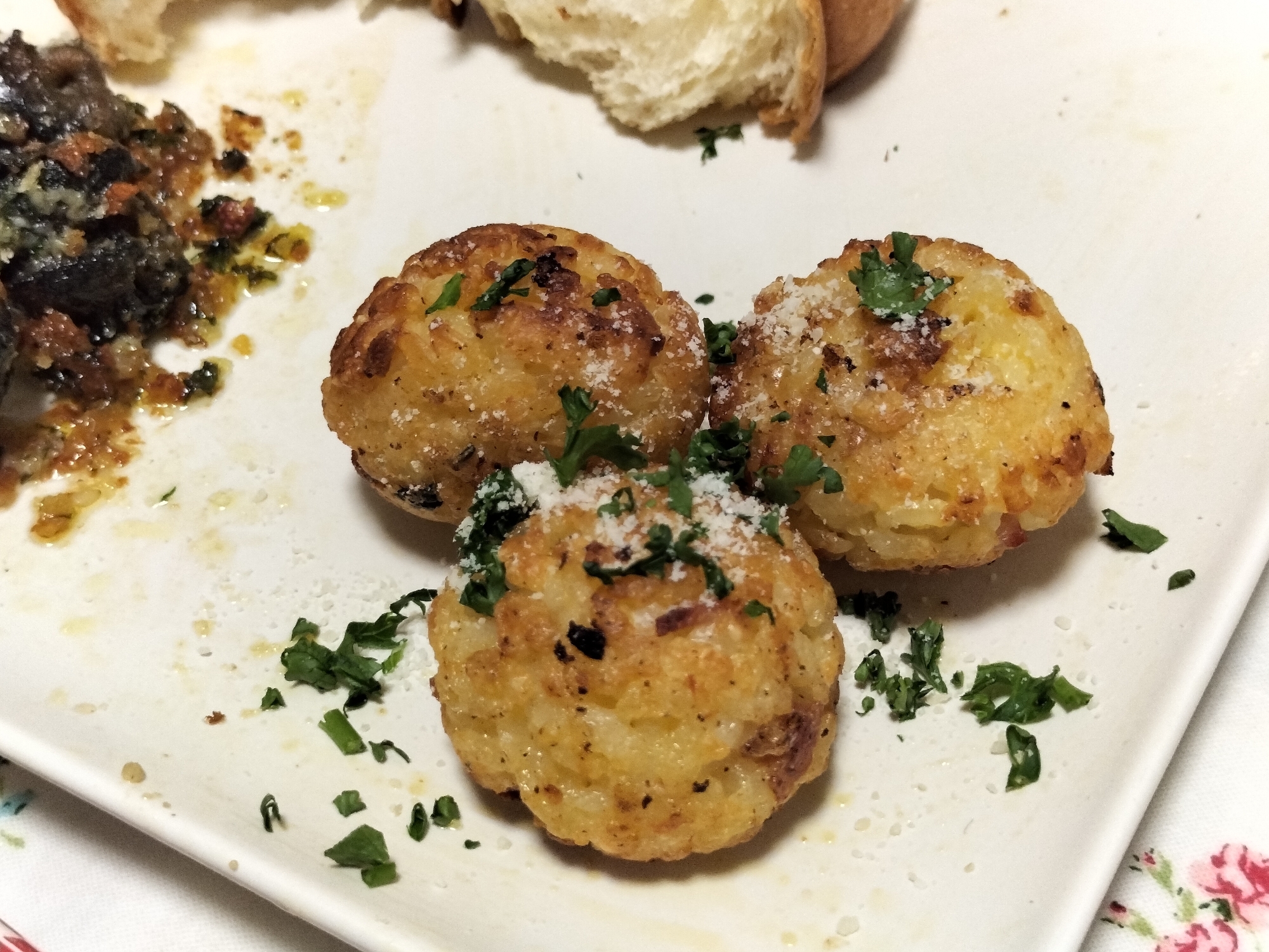 たこ焼き器で簡単♪残りご飯でカルボナーラ風焼きおに