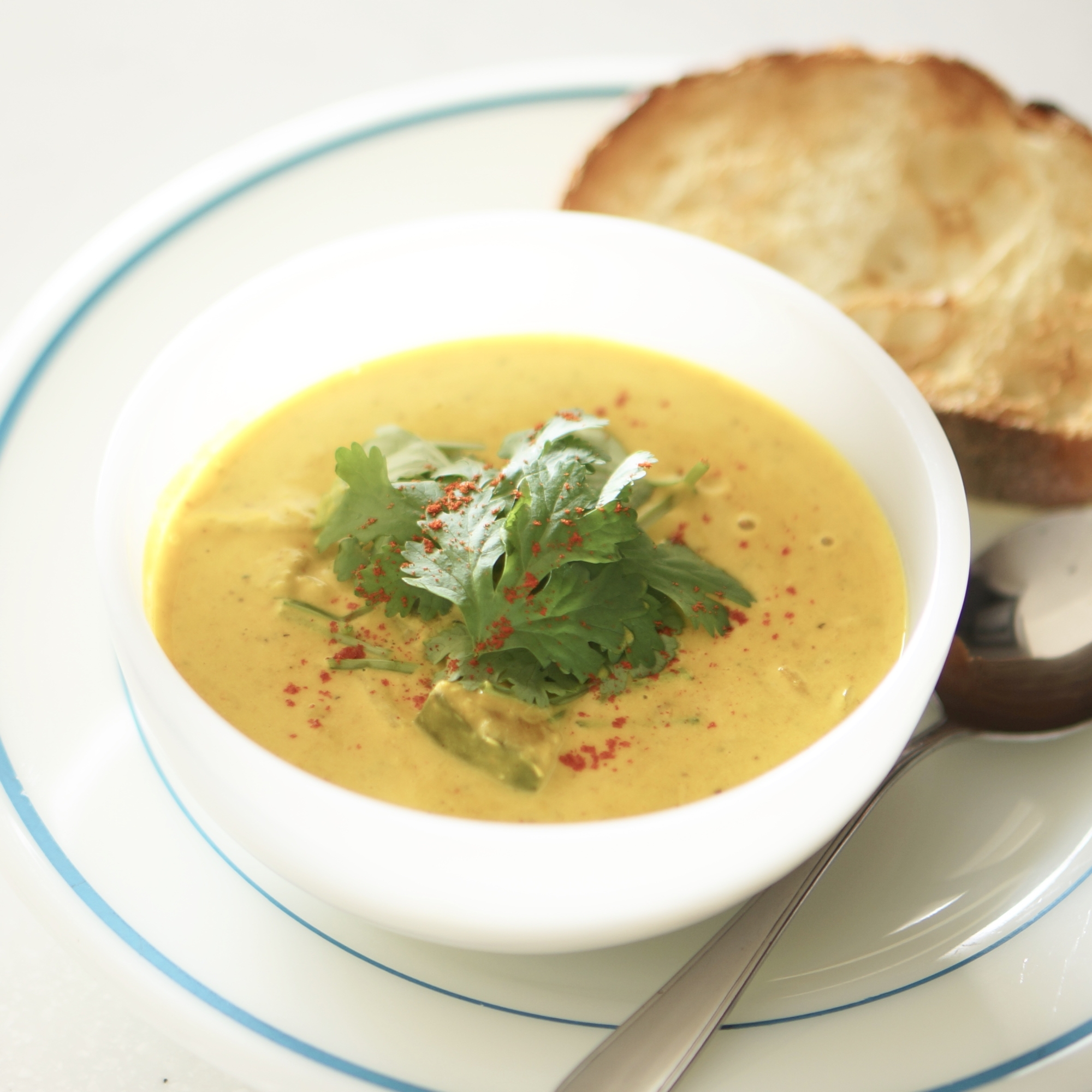 白い器に盛り付けられたすくなかぼちゃのスープ