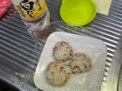 おにぎり ( 鮭フレーク 塩昆布 白だし )