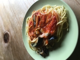 ナスとベーコンとツナのトマトソースパスタ