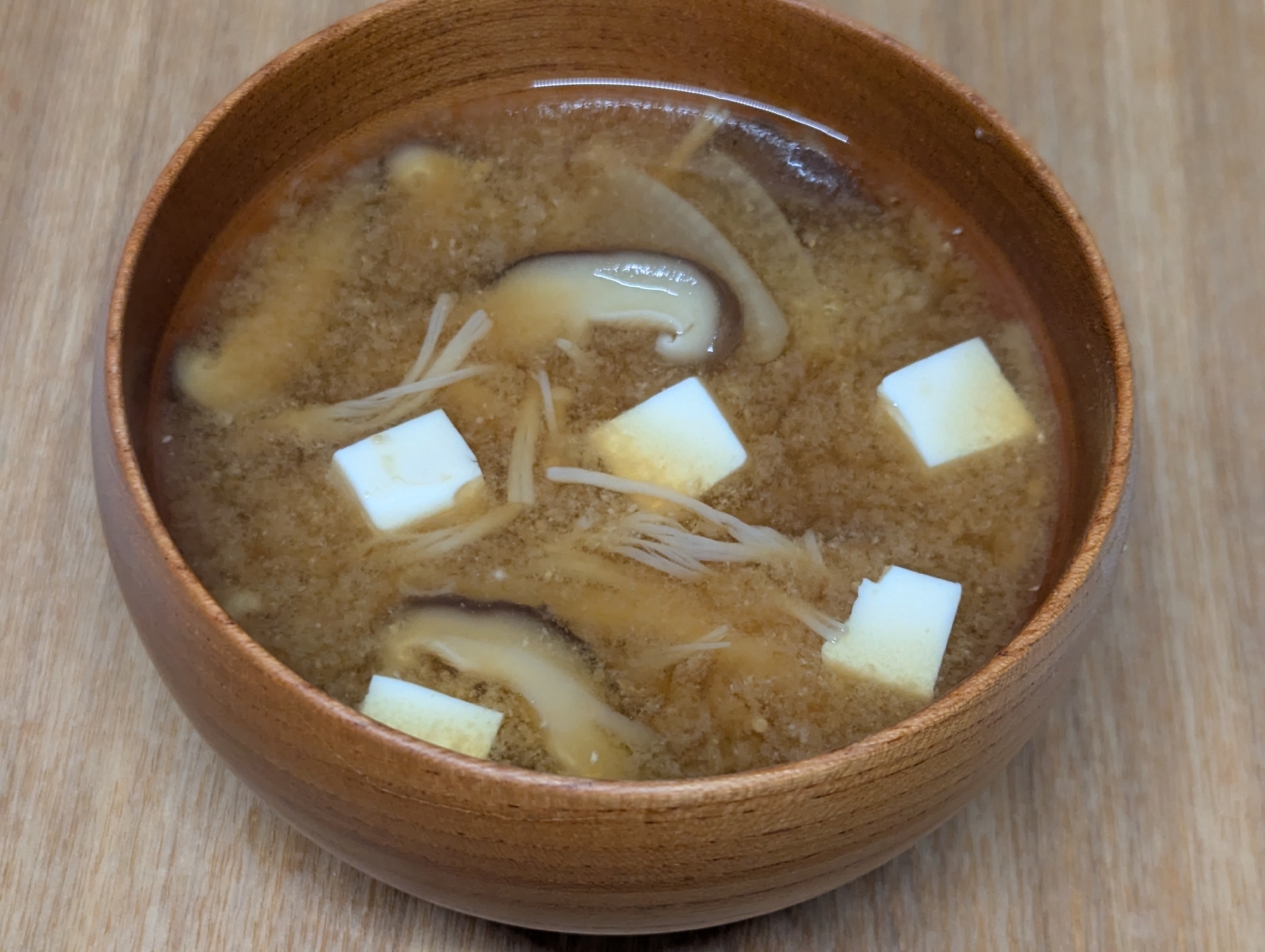 えのき、しいたけ、豆腐のお味噌汁