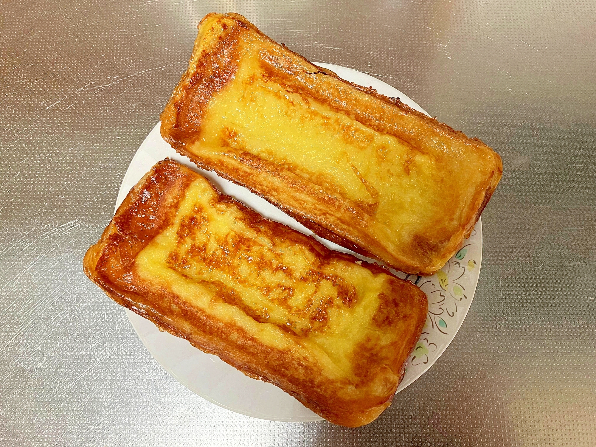 白い皿にのせたホットサンドメーカーで作るフレンチトースト