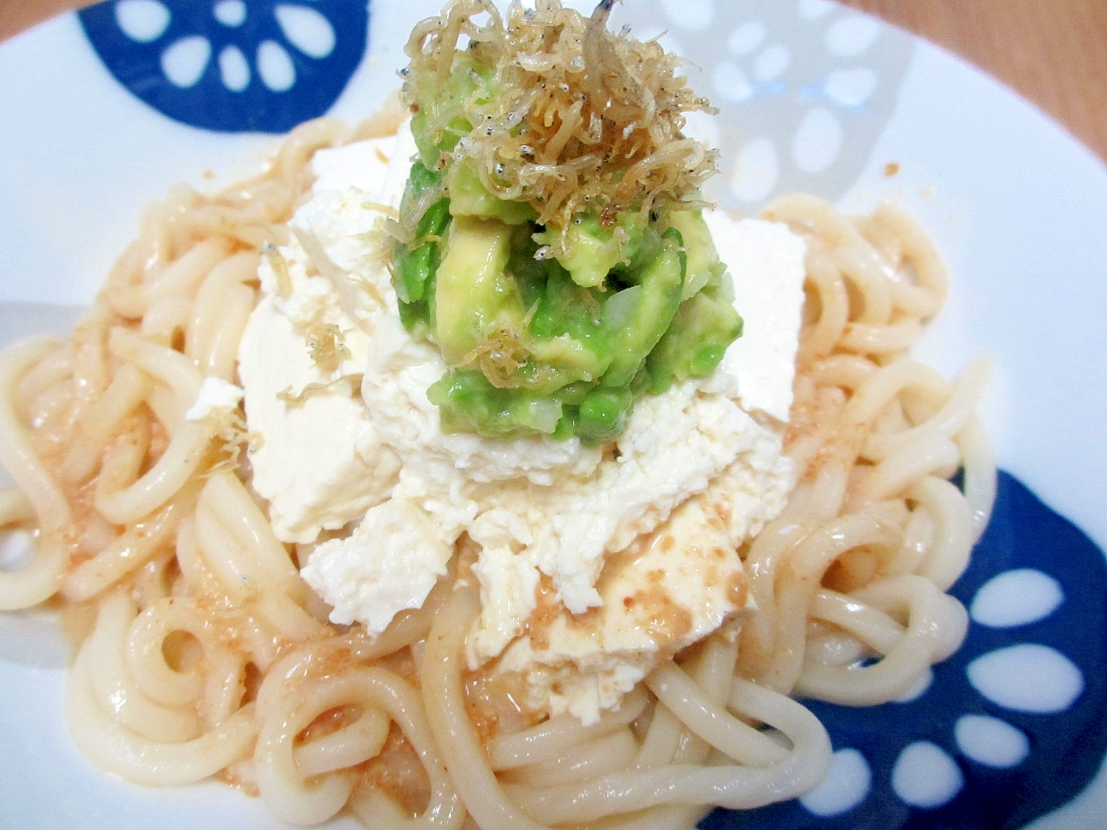 アボカド、ジャコ、豆腐のゴマドレサラダうどん