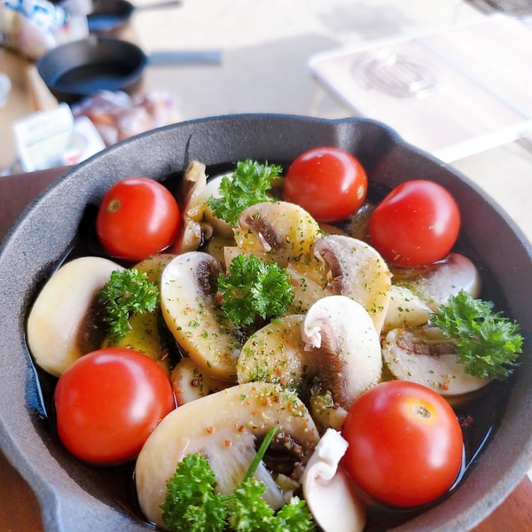 簡単キャンプ飯 マッシュルームのアヒージョ レシピ 作り方 By スコクラさん 楽天レシピ 簡単キャンプ飯 マッシュルームのアヒージョ レシピ 作り方 By スコクラさん 楽天レシピ