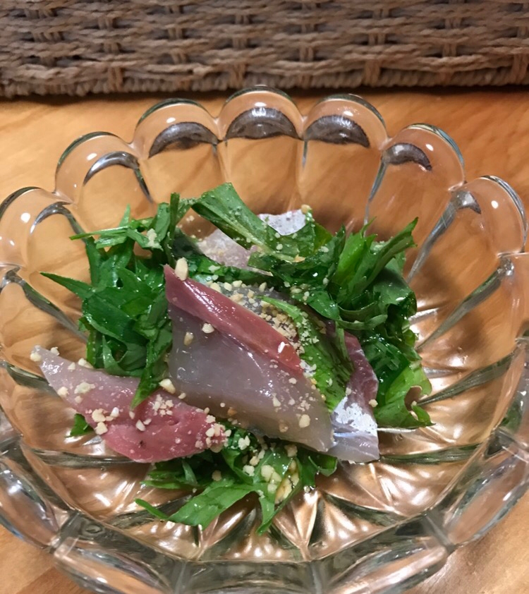 花の形のガラス皿に盛りつけられたヒラマサと水菜のピーナッツ和え