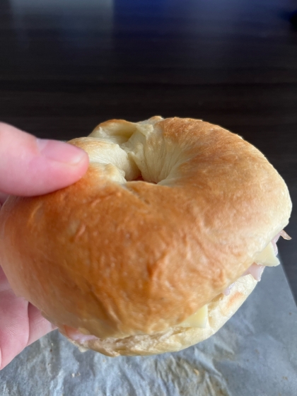 生ハムとレタスとクリームチーズのベーグルサンド