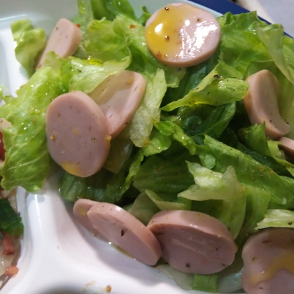 レタスと魚肉ソーセージのサラダ