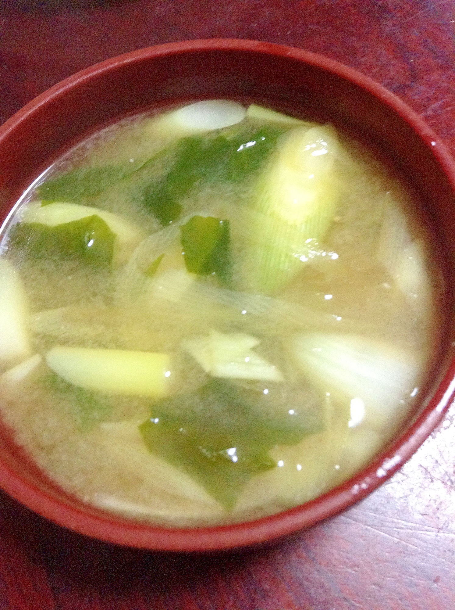 ダブルネギ 玉ねぎと長ネギの味噌汁 ワカメ入り レシピ 作り方 By とりあえず乾杯 楽天レシピ ダブルネギ 玉ねぎと長ネギの味噌汁 ワカメ入り レシピ 作り方 By とりあえず乾杯 楽天レシピ