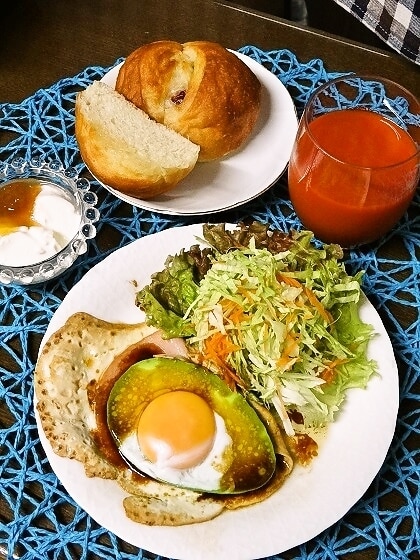 ソースが旨い＊アボカドハムエッグ レシピ・作り方 by みどふぁど*ベシ