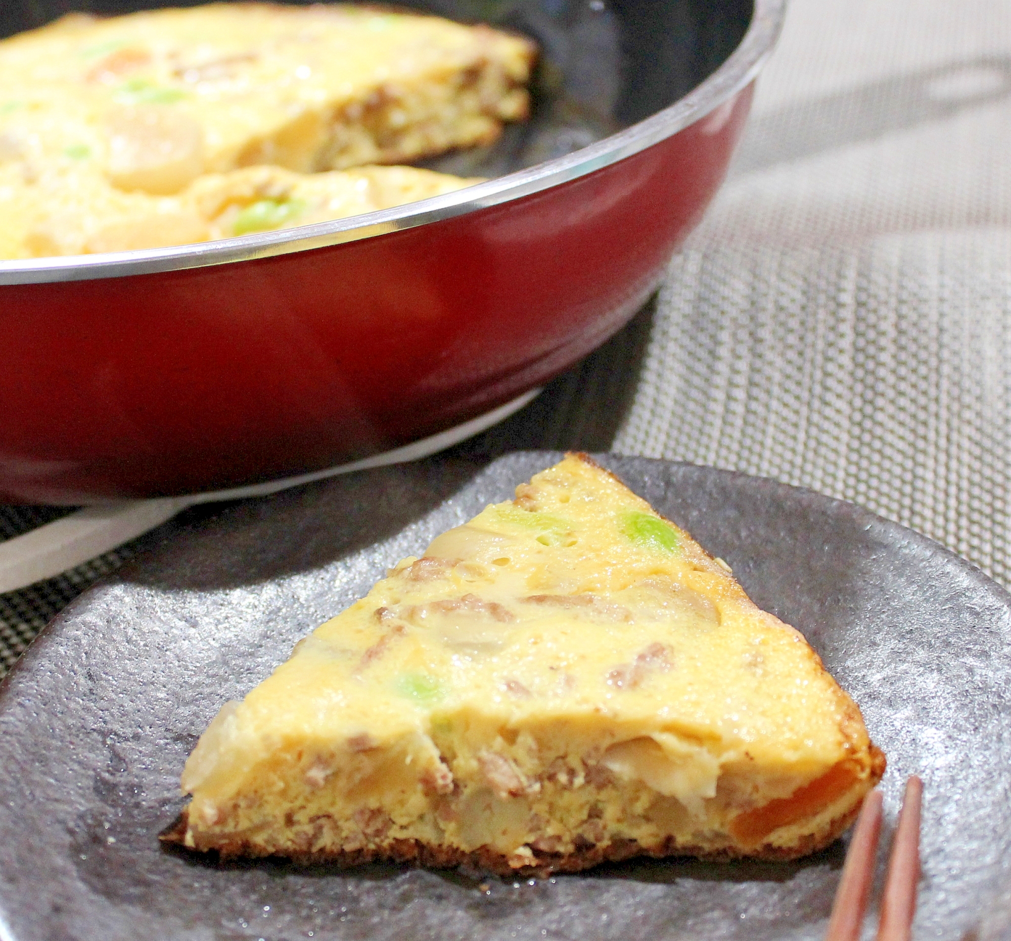 黒い皿に取り分けた和風スパニッシュオムレツ