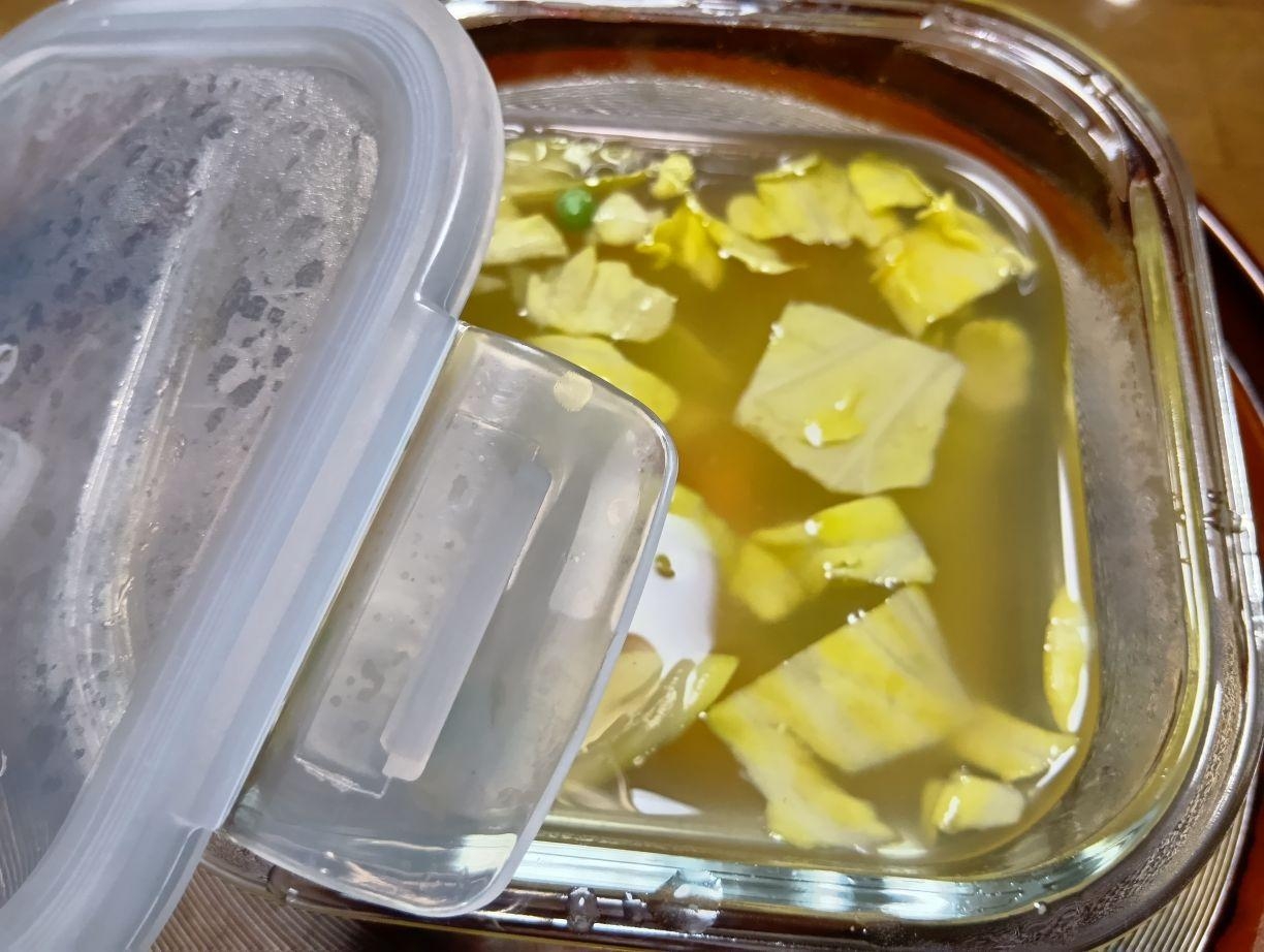 キャベツとミックスベジタブル入り味噌汁