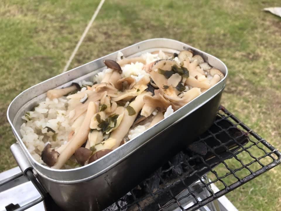 松茸の味お吸い物+きのこ!秋の簡単炊き込みご飯