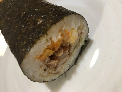 キンパをはじめて作りました！家にある材料なので少し違いますがそれでも美味しかったです！また今度は材料揃えて作ります！