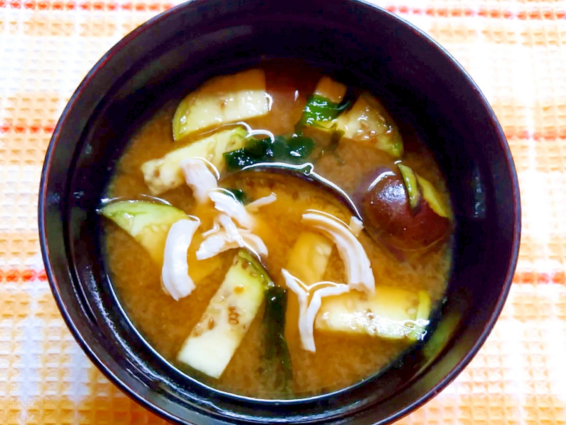茄子と冷凍ささみとワカメの味噌汁